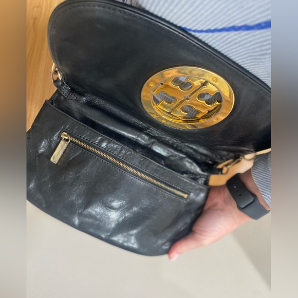 TORY BURCH women’s black leather shoulder bag with gold buckle - Picture 7 of 9